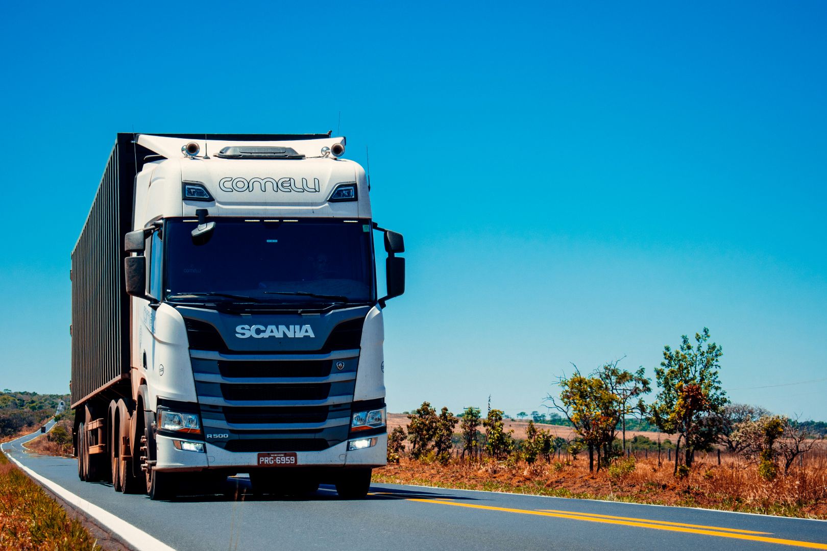 camion Scania su strada nel deserto